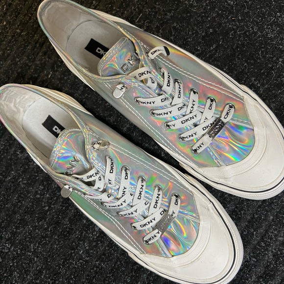 DKNY sneakers never worn! Size 9 - Picture 4 of 6
